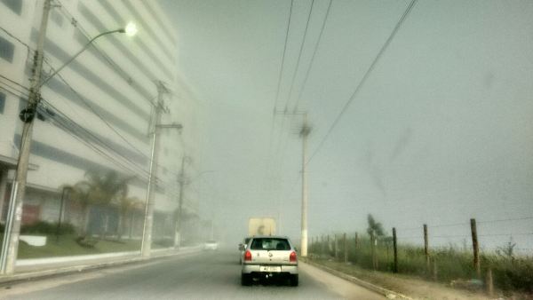 Neblina toma conta de Linhares e internautas enviam fotos impressionantes