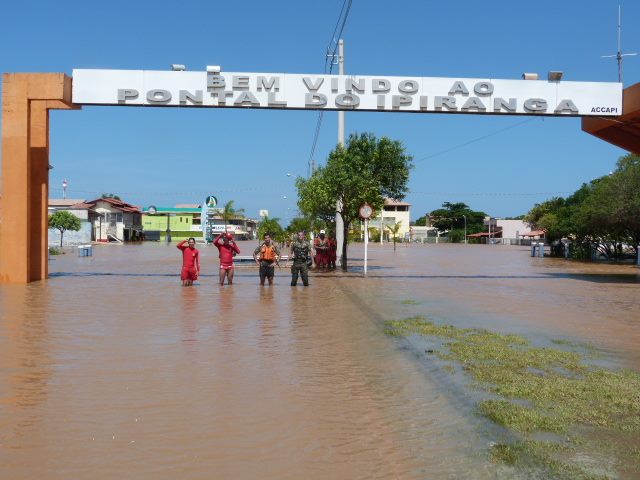 Pontal: mutirão leva apoio a comerciantes vítimas da chuva