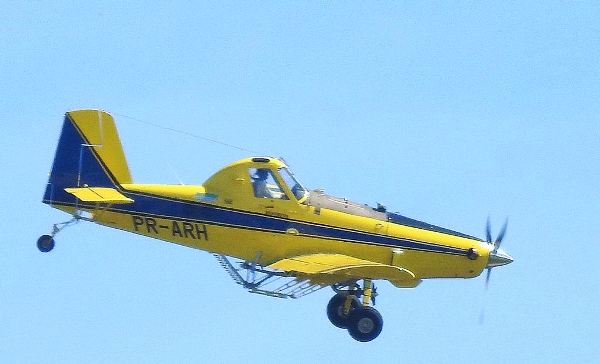 Avião faz voos rasantes e assusta no céu de Linhares