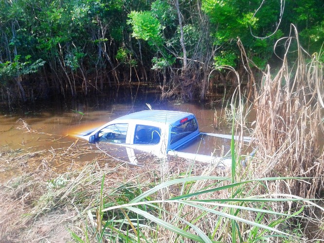 Um ferido: carro locado cai em rio na Estrada de Jataipeba