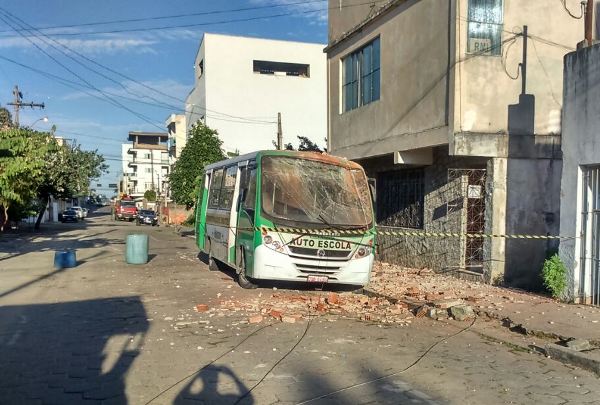 Marquise de sobrado cai sobre ônibus no Centro de Linhares