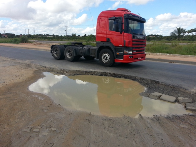 Buracos na BR-101: vai acontecer acidente, afirma internauta