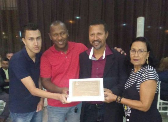O sorriso de Bispo ao receber o Título de Cidadão Linharense