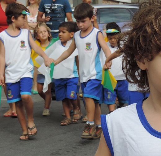 Quase três anos de espera: Estudantes da rede municipal recebem uniformes em Linhares