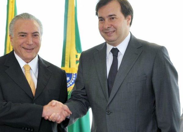 Rodrigo Maia é recepcionado sob forte esquema de segurança em Linhares