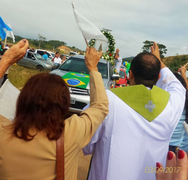 Católicos recebem imagem de santa em diversas igrejas no decorrer da semana
