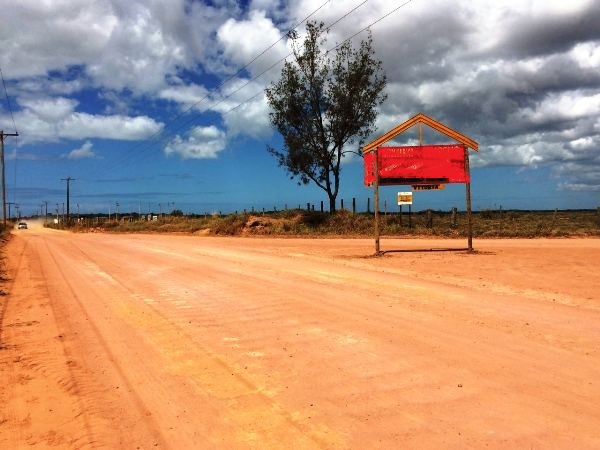 Placa de propaganda leva risco a motorista na Estrada de Regência