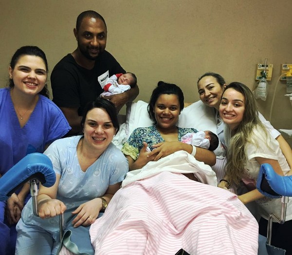 Hospital de Linhares realiza primeiro parto gemelar na banheira