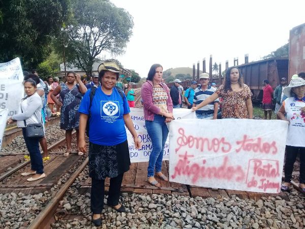 Pescadores de Linhares, São Mateus e Aracruz fecham ferrovia em Piraqueaçu