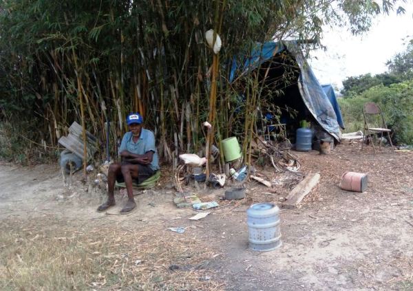 Idoso eremita vive em barraca e depende de doações em Linhares