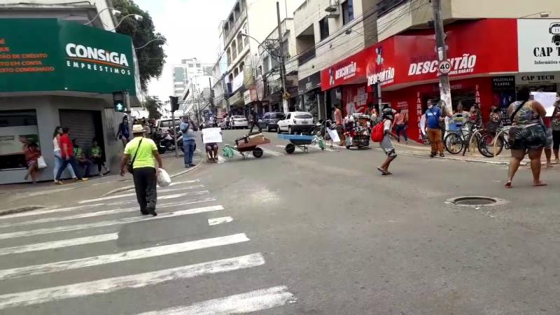 Ambulantes protestam no Centro de Linhares