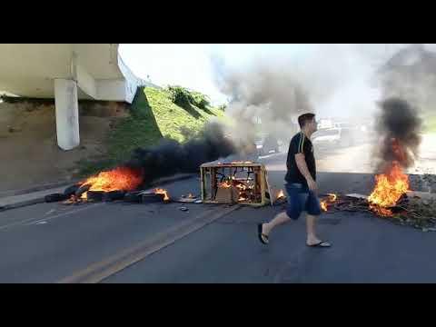 Manifestantes ateiam fogo em caixotes e vetam BR 101 Norte