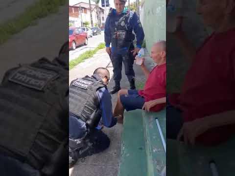 Mulher se emociona ao filmar socorro de PM à idoso