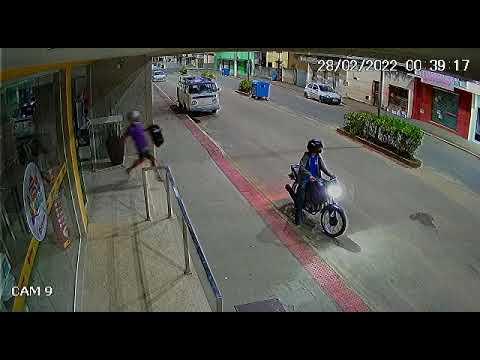 Carona de moto arromba vidraça de loja em Linhares