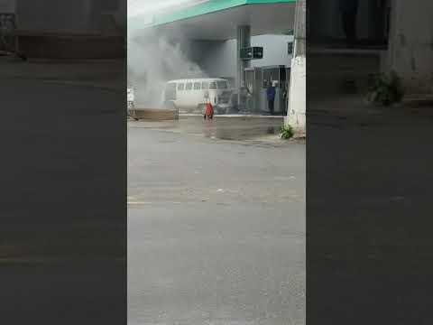 Carro pega fogo em posto de combustíveis em Linhares