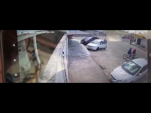 Momento em que professor é surpreendido por bandidos em frente a escola em Linhares
