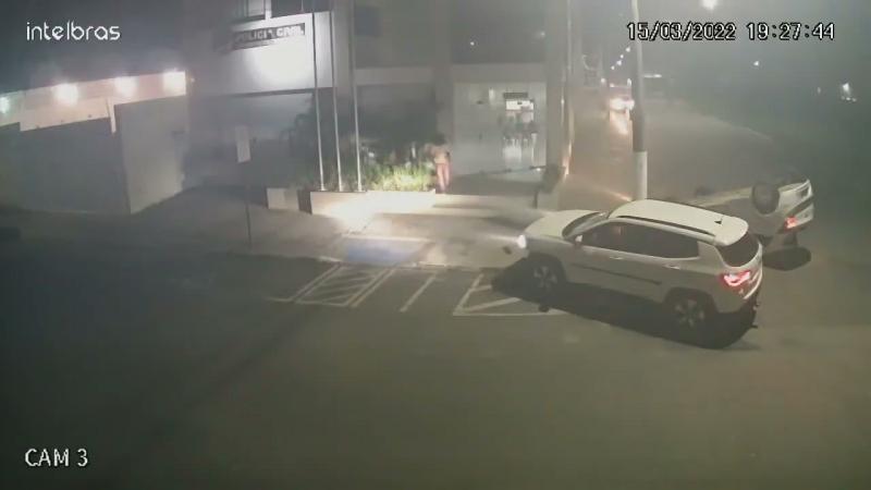 Veja exato momento do acidente em frente a delegacia de Linhares. 