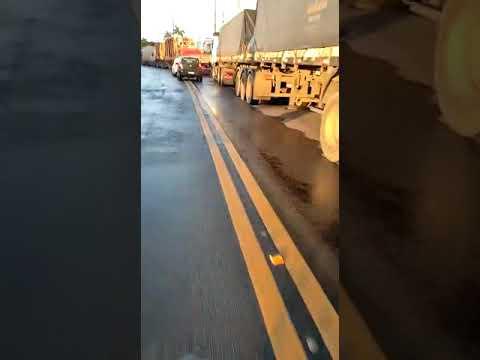 BR 101 fechada: ônibus de empresas, caminhões, carros formam congestionamento gigante em Linhares
