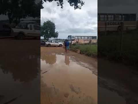 Moradores se revoltam com buracos e lama e fecham estrada no interior de Linhares
