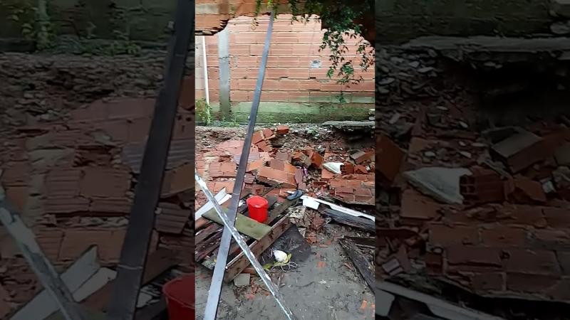 Muro desaba no Pó do Shell por conta da chuva, mulher pede ajuda