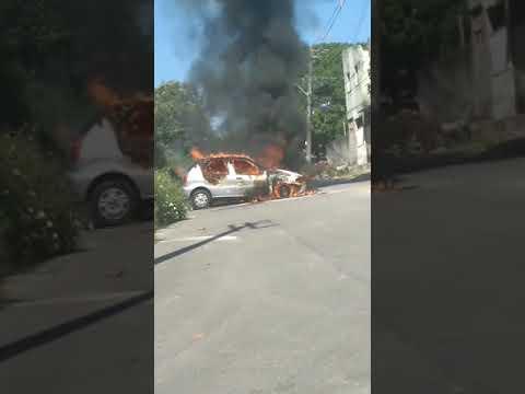 Cena amedronta: Carro pega fogo no bairro Interlagos