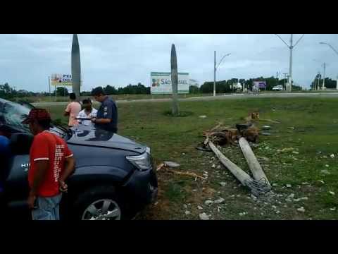 Carro derruba palmeira e poste no Trevo do Pontal