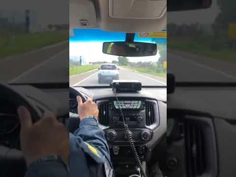 Carro roubado é perseguido por 16km e motorista preso pela PRF em Linhares