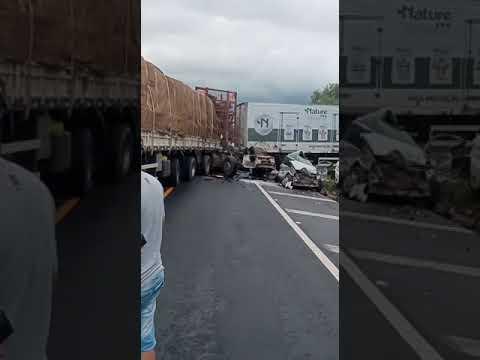 Grave acidente entre carretas e carros de passeio em Sooretama