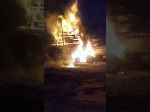 Carreta pega fogo na BR 101 em Linhares