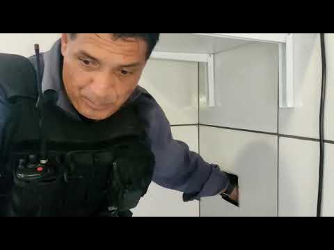 Olha só o que o PM Sombra e equipe encontraram em fundo falso de parede no Aviso