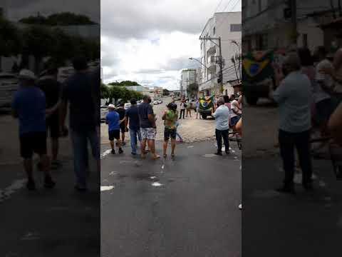 Fora, fora, gritam comerciantes de Linhares para emissora de TV durante protesto contra quarentena