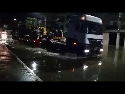Alagamento também atinge bairro nobre de Linhares. Vejam só: