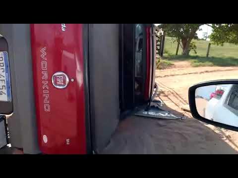 Carro roubado no Araçá capota na estrada Pontal - Urussuquara