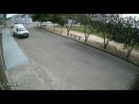 Veja momento em que veículos colidem em cruzamento no Gaivotas