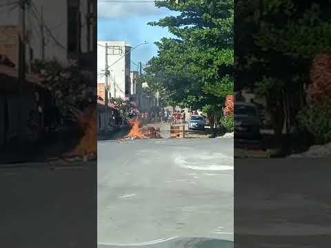 Via é fechada no Interlagos em protesto por falta de buscas de corpo na lagoa