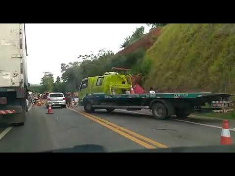 Carreta tomba e carga é saqueada na BR 101