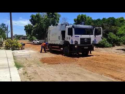 Gari tenta desatolar papão em rua arenosa no Pontal do Ipiranga