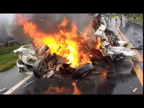 Tragédia nas estradas: carro bate em carreta e pega fogo
