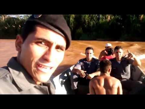 Ação da PM até na água em Linhares