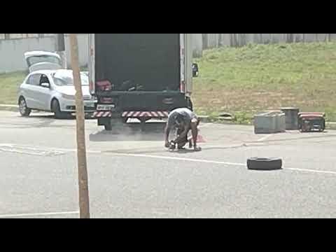Asfalto é cortado para montagem de estrutura de Copa de Kart em Linhares. No Eu Vi em o texto com resposta sobre o feito