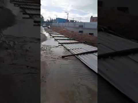 Tapume de obra abandonada em Linhares cai e rua 