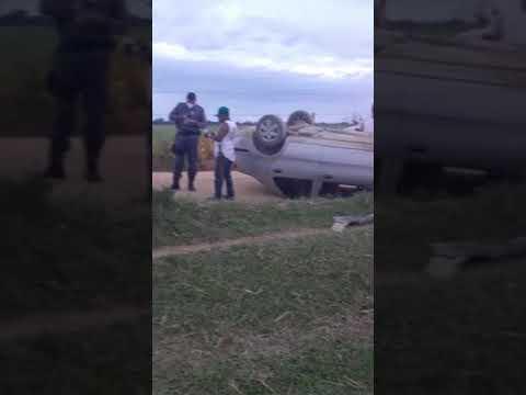 Carro com casal capota no Palhal. Veja: