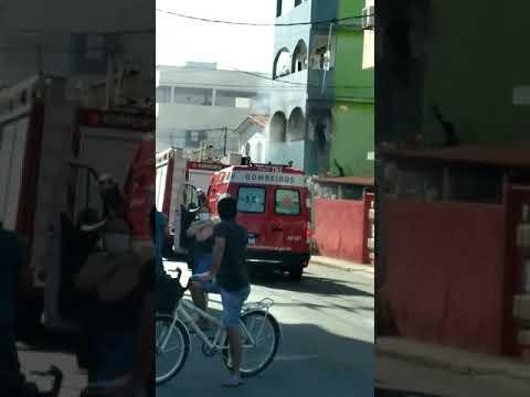Incêndio em apartamento em Linhares: Grade de varanda é quebrada para resgate de moradores