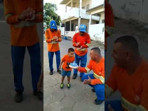 Garotinho comemora aniversário com garis em Linhares. Era o sonho dele