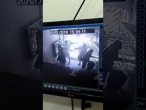 Assaltantes agem em joalheria à luz do dia