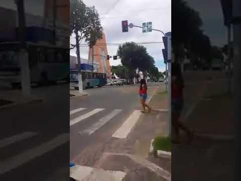 Semáforo irritante fica menos de 10 segundos aberto