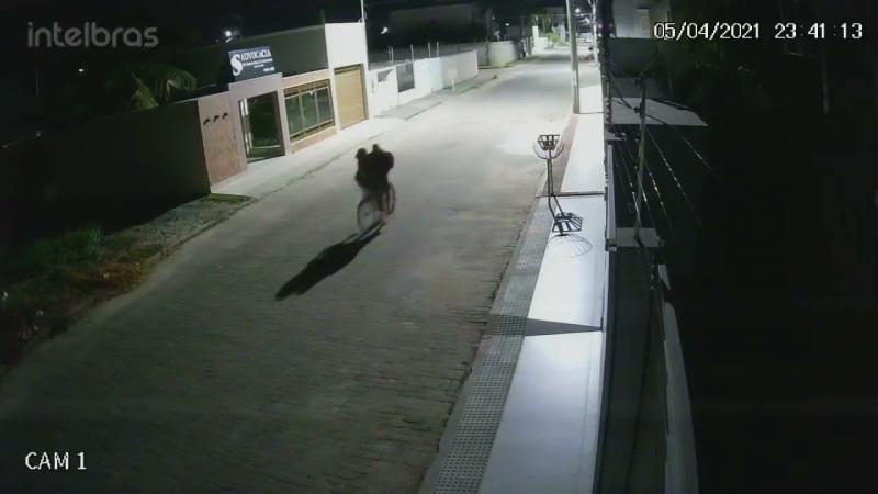 Veja exato momento em que bandidos furtam moto no Interlagos