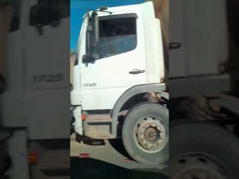 Engavetamento com vários veículos em Linhares