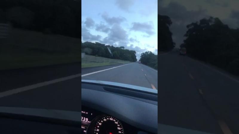 Estrada do Pontal: Motorista dirige a quase 250km/h e ainda pede pra filmar