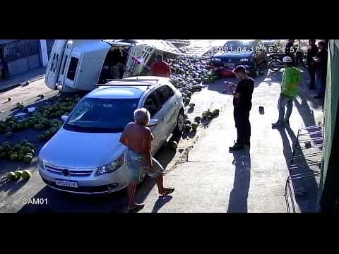 Veja momento em que caminhão tomba e carga de cocos se espalham perto da Ponte Nova